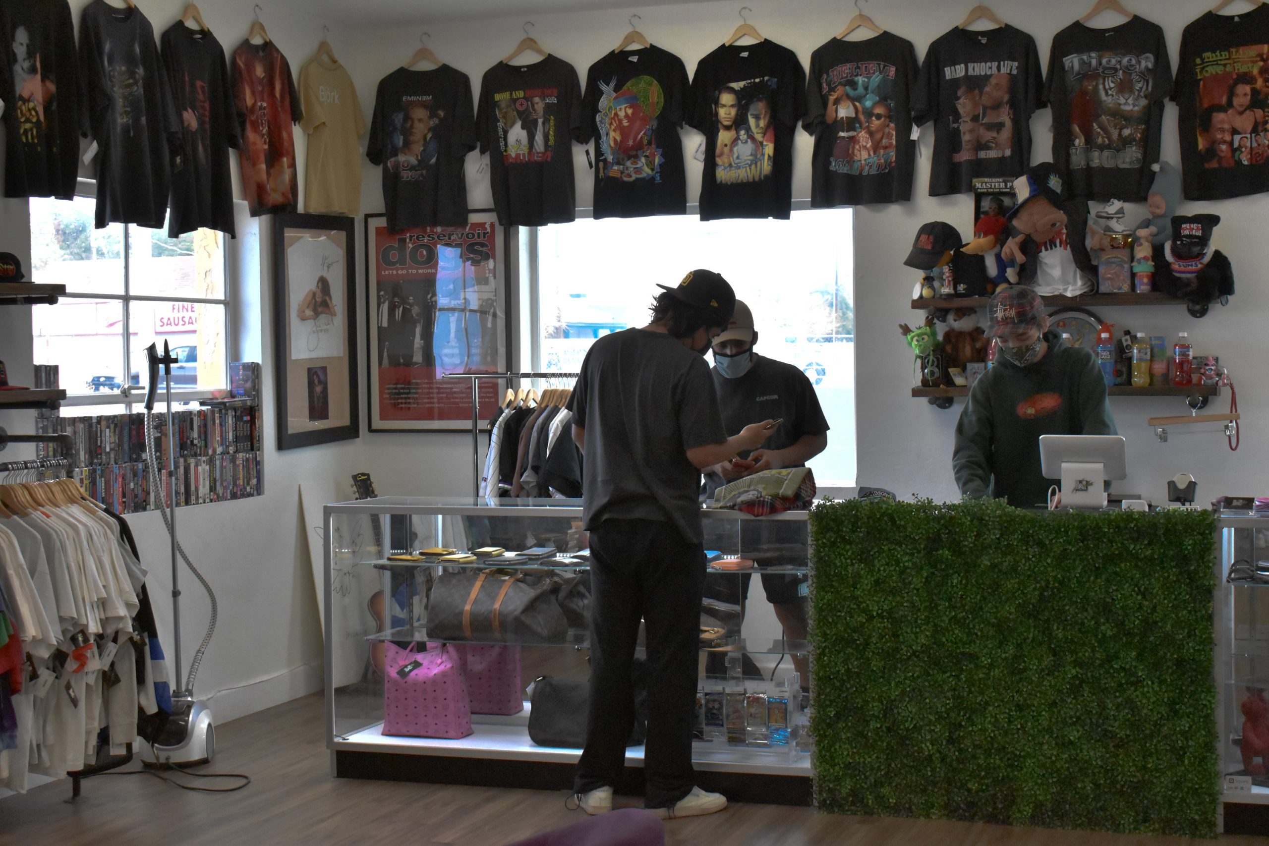 drikke Materialisme fatning Vintage T-shirts pop up in resale stores, markets across Phoenix - AZ Big  Media
